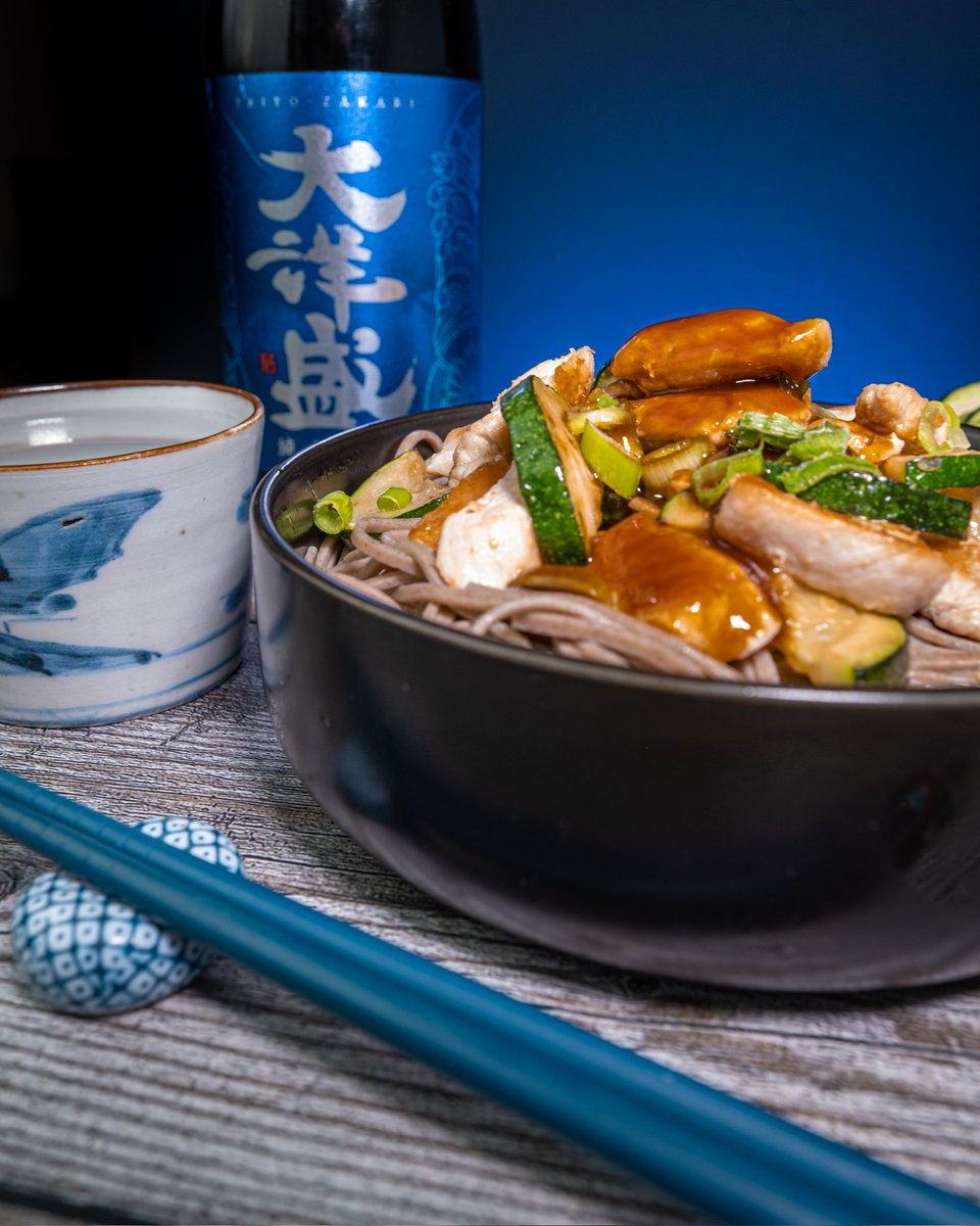 oishisan1's tweet photo. T'aimela cuisine japonaise? Les petits légumes croquants, le poulet mariné et les nouilles de sarrasin ?
Alors cette vidéo est faite pour toi !
Recette de yakisoba en bonne et due forme jack ! Retweet a gogo svp 🙏
https://t.co/hZsMFlg80K
#japon #recette https://t.co/Aq9Eby6oL0