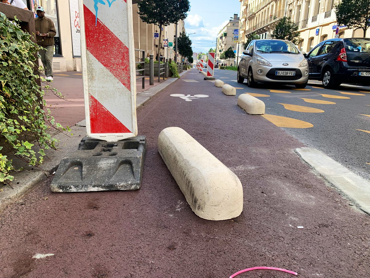 🚶‍♂️Ce matin #Rouen va inaugurer en grande pompe les travaux de la rue Jeanne d’Arc.

💸 730.000€ : enrobée, signalisation et peinture.

Une « zone de rencontre » pour apaiser la circulation mais qui crée la confusion chez les piétons, vélos et voiture.
  
Bonne idée, mal pensée !