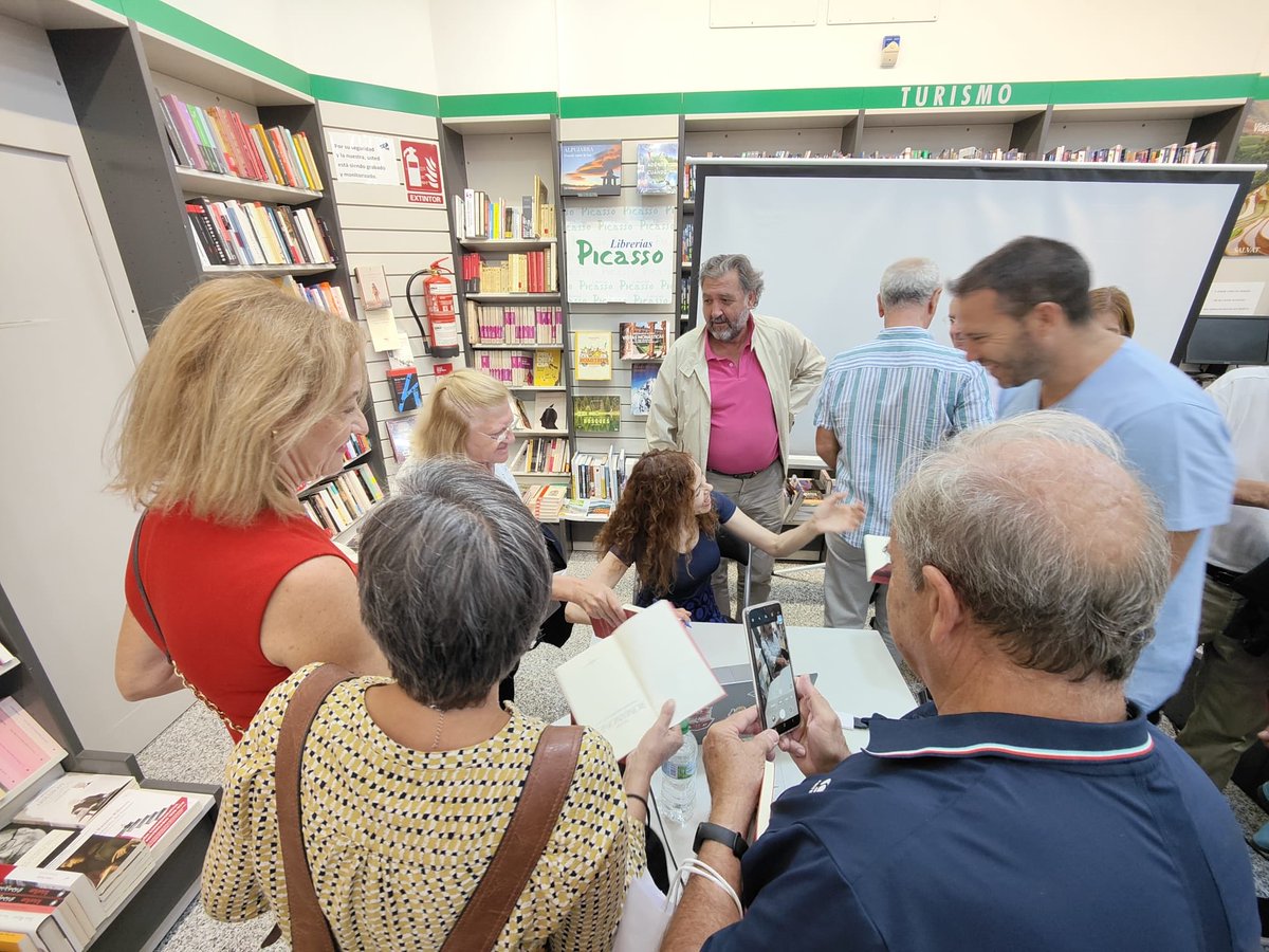 iramosdiaz's tweet photo. Presentación del libro de @MarAbad : #Romanones al descubierto  y actual . Encuentro con amigos @garrilengua . Disfrutar de la lectura y de la historia. https://t.co/tgdkomc1SY