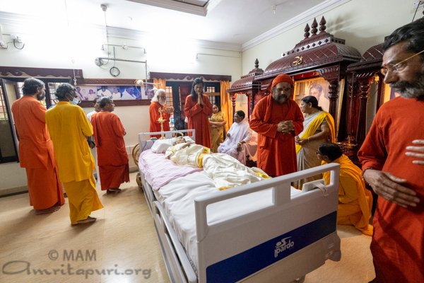 Amma Chimes (@ammachimes) on Twitter photo Amma kisses Damayanthi Amma's body, who merged with the Divine this afternoon at 2.50 pm. Monastic disciples of Amma are offering their tributes to Damayanthi Amma. <a href="/Amritapuri/">Amritapuri Ashram</a> Amma kisses Damayanthi Amma's body, who merged with the Divine this afternoon at 2.50 pm. Monastic disciples of Amma are offering their tributes to Damayanthi Amma. <a href="/Amritapuri/">Amritapuri Ashram</a>