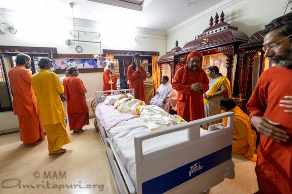 Amma kisses Damayanthi Amma's body, who merged with the Divine this afternoon at 2.50 pm. Monastic disciples of Amma are offering their tributes to Damayanthi Amma. @Amritapuri