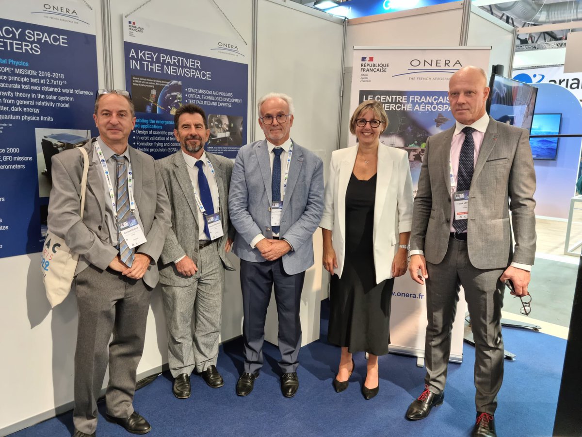 onera_fr's tweet photo. Fiers d’avoir présenté les projets spatiaux ONERA à @sretailleau, Ministre de l’Enseignement supérieur et de la Recherche à @IACParis2022 #espace #IAC2022 https://t.co/UjifTymeWd