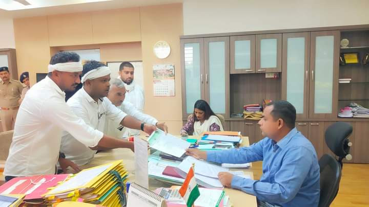 BTTSNavsari's tweet photo. ભારે વાહનચાલકો ટોલટેક્ષ બચાવવા ગ્રામ્ય વિસ્તારમાંથી જતાં હોય,જેના લીધે અવાર નવાર અકસ્માતો સર્જાતા રહે છે, અકસ્માતો અટકાવવા માટે ગ્રામ્ય વિસ્તારોમાંથી ભારે વાહનો બંધ થાય માટે આજરોજ નવસારી કલેકટરશ્રી, SP સાહેબ અને #RTO અધિકારી સાહેબને #BTTS દ્વારા આવેદનપત્ર આપવામાં આવ્યું. #Navsari https://t.co/w3ssBcW01C