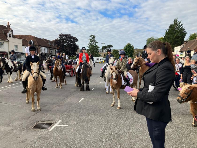 Horse riders gather in Meon Valley village to pay their respects to the Queen hampshirechronicle.co.uk/news/22311665.…