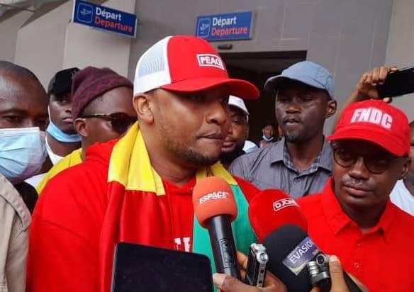 Il y’a un an je rentrais au pays le cœur plein d’amour, le regard plein d’espoir. 
C’est dommage mais tel un enfant,ce pays tourne en rond, Pourtant il va avoir 64 ans. ♥️🇬🇳♥️