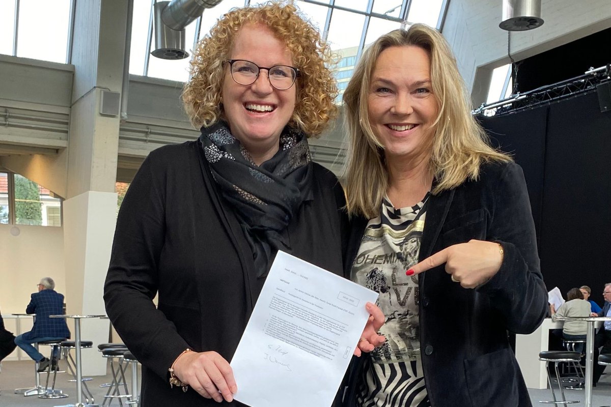 Heute im Kantonsrat: <a href="/SonjaRueff/">Sonja Rueff-Frenkel</a> und <a href="/JanineVannaz/">Janine Vannaz</a> reichen eine Anfrage für Ausstiegshilfe für Menschen in der #Prostitution beim Regierungsrat ein. Unser Startschuss für #FüreineSchweizohneFreier 🔗 frauenzentrale-zh.ch/schweiz-ohne-f…