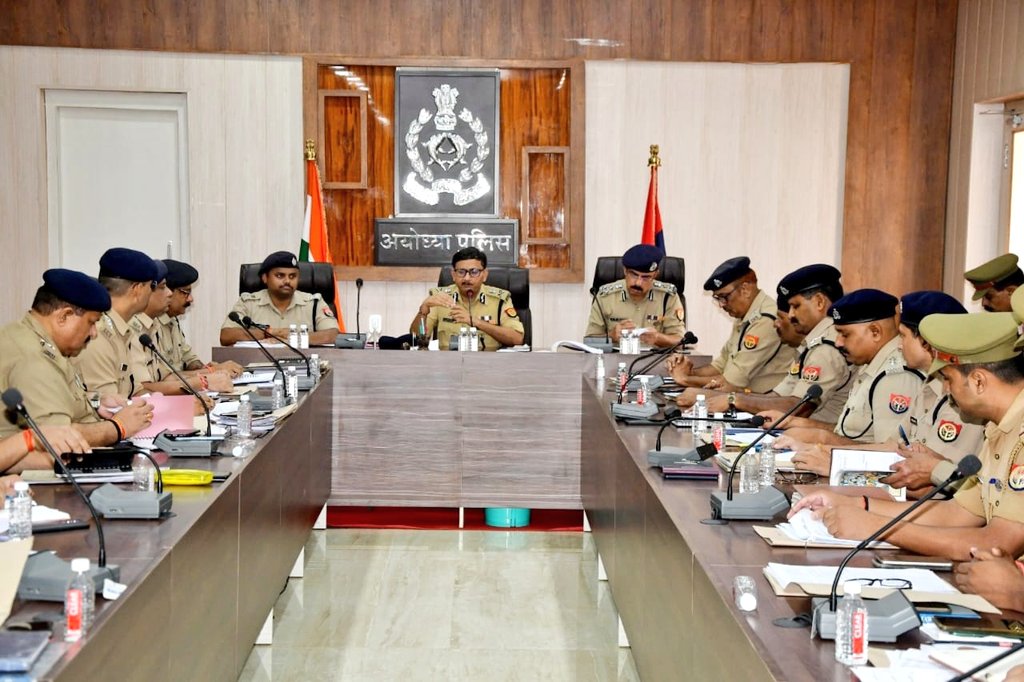 ayodhya_police's tweet photo. रिजर्व पुलिस लाइन अयोध्या सभागार में अपराध समीक्षा एवं आगामी मेला/त्यौहारों के दृष्टिगत श्रीमान @adgzonelucknow द्वारा #DigRangeAyodhya, #SSP_अयोध्या एवं जनपद के राजपत्रित अधिकारियों/थाना प्रभारियों के साथ गोष्ठी आयोजित कर आवश्यक दिशा-निर्देश दिये।
#UPPolice 
#ayodhyapolice https://t.co/JIHtXF9gVj
