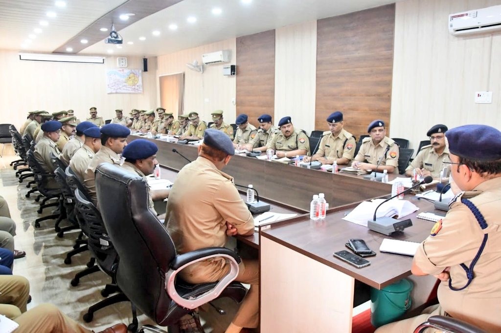 ayodhya_police's tweet photo. रिजर्व पुलिस लाइन अयोध्या सभागार में अपराध समीक्षा एवं आगामी मेला/त्यौहारों के दृष्टिगत श्रीमान @adgzonelucknow द्वारा #DigRangeAyodhya, #SSP_अयोध्या एवं जनपद के राजपत्रित अधिकारियों/थाना प्रभारियों के साथ गोष्ठी आयोजित कर आवश्यक दिशा-निर्देश दिये।
#UPPolice 
#ayodhyapolice https://t.co/JIHtXF9gVj