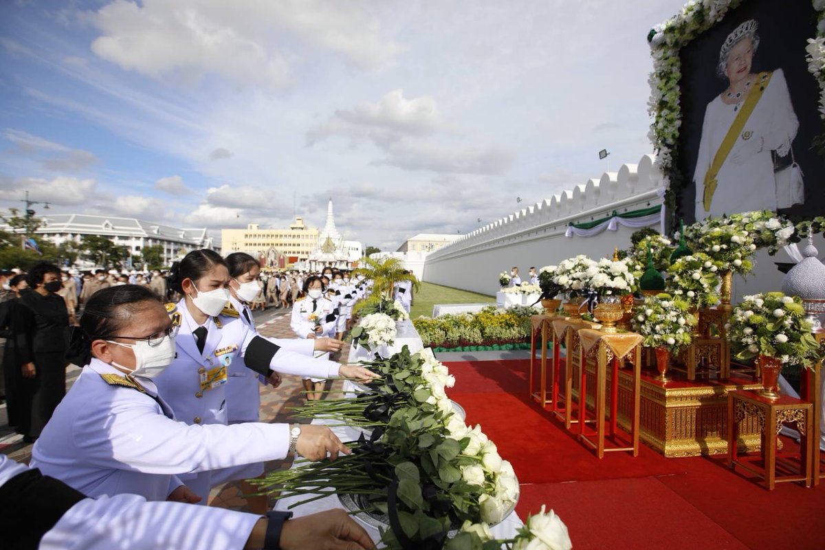 KhaosodOnline's tweet image. พระบาทสมเด็จพระเจ้าอยู่หัว ทรงพระกรุณาโปรดเกล้าโปรดกระหม่อมให้หน่วยราชการในพระองค์ ทำพิธีถวายความอาลัยหน้าพระบรมฉายาลักษณ์ในการพระราชพิธีพระบรมศพของสมเด็จพระราชินีนาถเอลิซาเบธที่ 2 แห่งสหราชอาณาจักร ที่บริเวณประตูมณีนพรัตน์ พระบรมมหาราชวัง