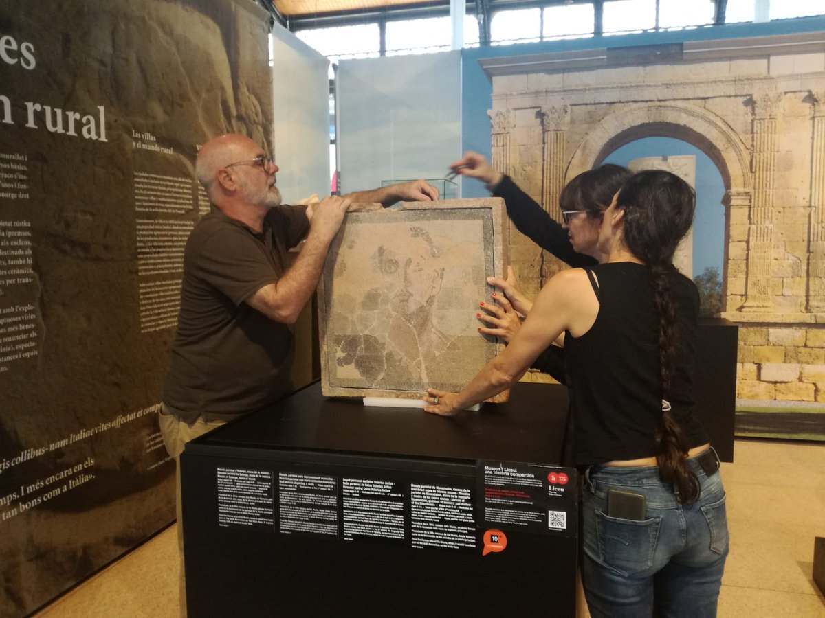 MNATTGN's tweet photo. 🤗 Avui ha estat un dia de retrobades!
El mosaic “Ave Salve” i els emblemes de la Vil·la dels Munts han tornat a l’exposició TARRACO/MNAT després de ser sotmesos a un procés de conservació-restauració al CRBMC.
Voleu veure com llueixen? Us esperem al Tinglado4! 
#restauracio https://t.co/6L9yci5PHO