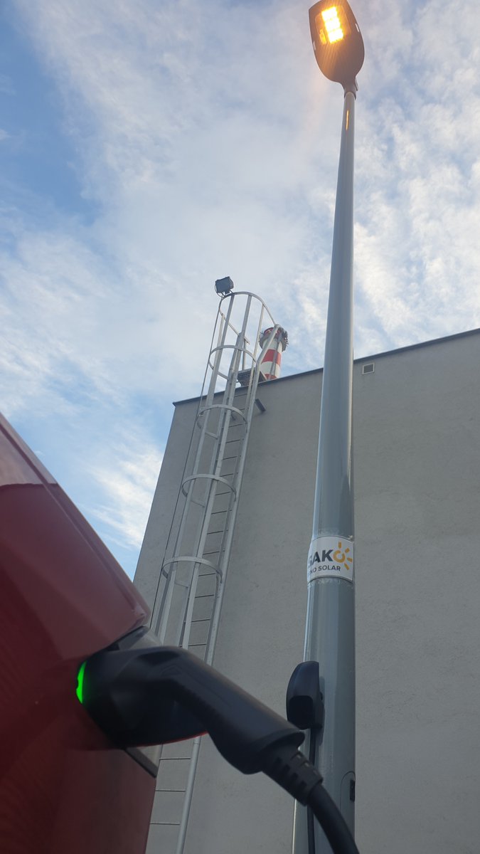 HatasLukas's tweet photo. Dobíjení ve veřejné prostoru měst je jedním z úkolů komunitní energetiky a lampy jsou ideálním nosičem. Není třeba zabírat další veřejný prostor pro auta, byť nám pomohou stabilizovat energetickou síť založenou na obnovitelných zdrojích.
@uken_cz 💚 #CZEV Assocoation https://t.co/dSMbhshw2U