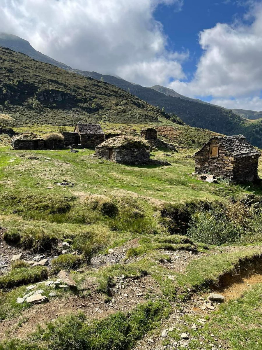 PARC_PA's tweet photo. Au hameau pastoral de Goutets à Le Port, très belle journée d'inventaire du patrimoine en pierre sèche grâce à la plateforme Wikipedra et l'implication de l'assoc. des Amis du #PNR et d'élus de la municipalité. Un site magique... (🙏📸 R. Danis)
@kamelchibli @PaysageOcc https://t.co/UGj0VvCPrI