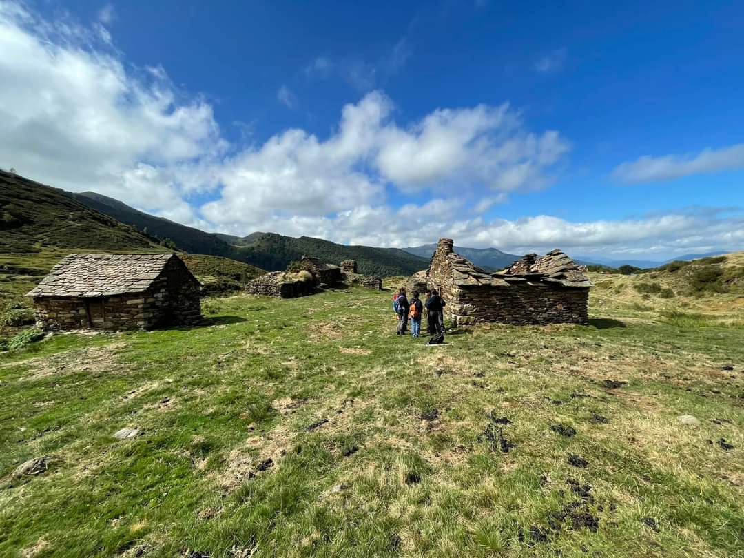 PARC_PA's tweet photo. Au hameau pastoral de Goutets à Le Port, très belle journée d'inventaire du patrimoine en pierre sèche grâce à la plateforme Wikipedra et l'implication de l'assoc. des Amis du #PNR et d'élus de la municipalité. Un site magique... (🙏📸 R. Danis)
@kamelchibli @PaysageOcc https://t.co/UGj0VvCPrI