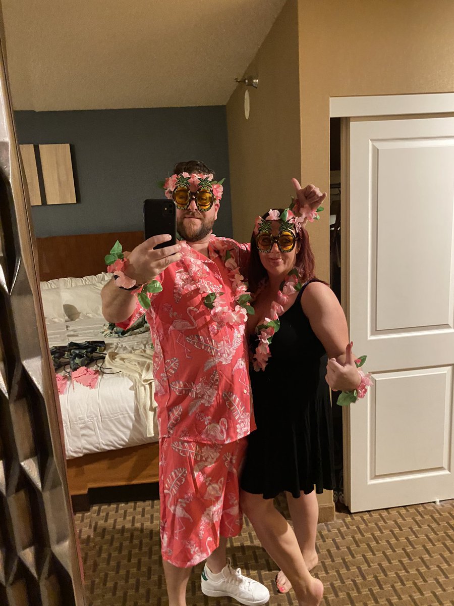 jonkelly31's tweet photo. All set for our pink&black night/morning ๐ #VEGAS #Grouppull #family #PinknBlack with @FoxysamSam26 https://t.co/0Z7dQ09kiE
