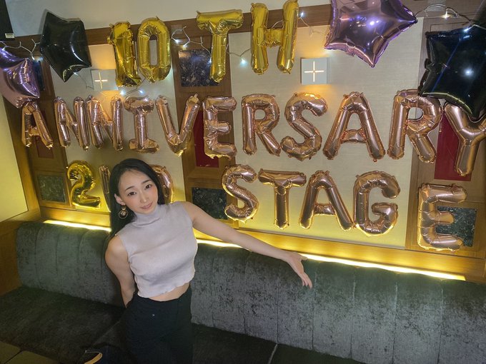 常連のお客様のかっちゃんからお花頂いた！☺️✨ お店の飾りも10周年&amp;引退バージョンになってる&hearts;️ https://t.co/fOmaGSWpV5