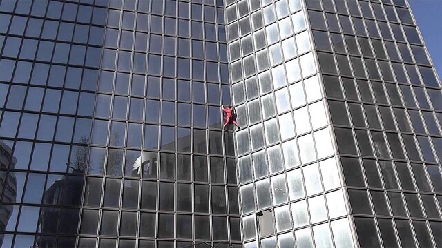 フランスのスパイダーマンが地元ビルに挑戦！その結果は？