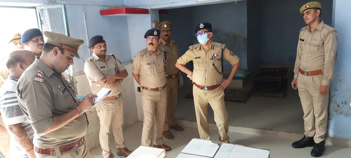 ayodhya_police's tweet photo. श्रीमान @adgzonelucknow द्वारा #DigRangeAyodhya एवं वरिष्ठ पुलिस अधीक्षक अयोध्या के साथ थाना कोतवाली नगर का निरीक्षण किया गया एवं आवश्यक दिशा-निर्देश दिये गये। #UPPolice #ayodhyapolice https://t.co/bTYIIqeAI5