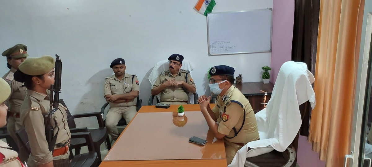 ayodhya_police's tweet photo. श्रीमान @adgzonelucknow द्वारा #DigRangeAyodhya एवं वरिष्ठ पुलिस अधीक्षक अयोध्या के साथ थाना कोतवाली नगर का निरीक्षण किया गया एवं आवश्यक दिशा-निर्देश दिये गये। #UPPolice #ayodhyapolice https://t.co/bTYIIqeAI5