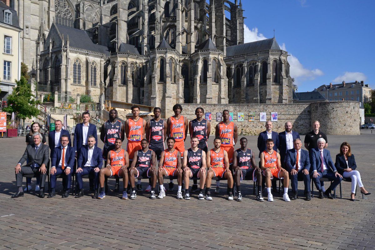 lasarthe_72's tweet photo. Étape incontournable de la rentrée, la photo officielle du club de basket du @MSB_Officiel s'est tenue au Mans, en présence de Dominique Le Mèner, Président du #CD72, Christelle Morançais, Présidente des Pays de la Loire, et de nombreux partenaires du club sarthois. https://t.co/VesepTWxXF