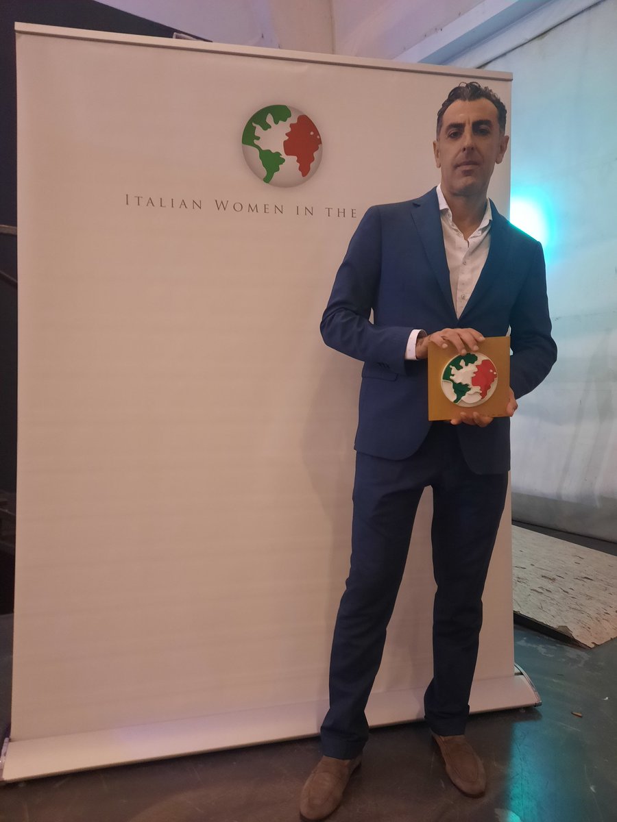 StefanoLuci2's tweet photo. Finalmente lo posso toccare con mano...
Ricevo il premio "Globo Tricolore" per il Teatro  &amp; Intercultura dal Festival Italia in the World
Il prestigio premio internazionale viene consegnato agli italiani che si sono distinti nel mondo.
@ciurmastorta
#Enbua #Teatro #Rai #Italia https://t.co/zHPnmyxwQN
