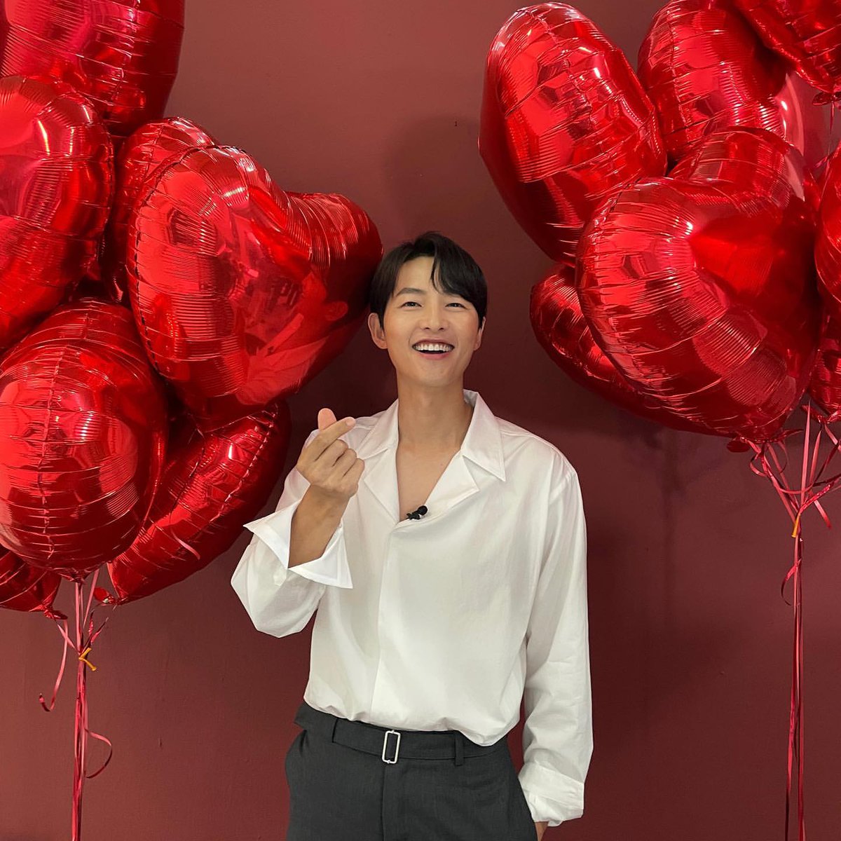 Gün itibariyle 37 yaşına girdi kendisi.(Kore'de 38 olmuş olabilir tabii)  bu adam nasıl 40'a merdiven dayamış oluyor ya . Hâlâ inanamıyorum #SongJoongKi