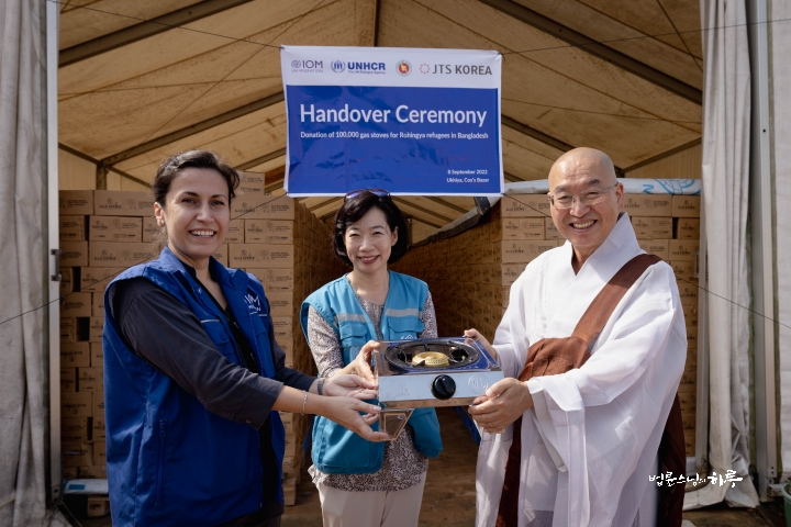 Buddhistdoor's tweet photo. #BDG #news: Ven. Pomnyun Sunim and JTS Volunteers Bring 100,000 Gas Stoves to Rohingya Refugees in Bangladesh
Read here: https://t.co/OpEPF3CnRB
#buddhism #engagedbuddhism #korea #rohingya #humanitarianaid #refugees #compassion #pomnyunsunim #jts #jtskorea #koreanbuddhism https://t.co/nCUPQOIWaX