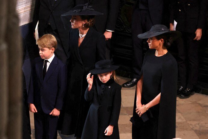 RoyalNavvy's tweet image. Księżna Kate z dziećmi oraz Meghan Markle w Westminster.

#QueenElizabeth