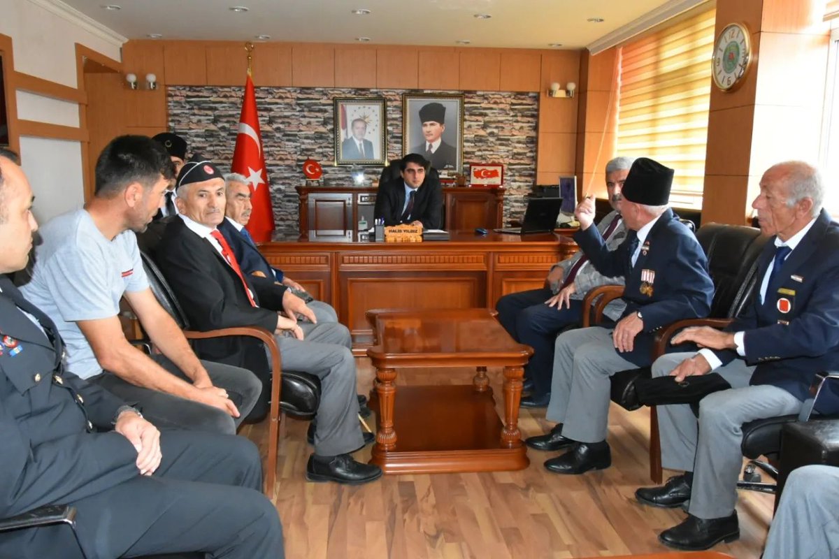 isadikedis's tweet photo. 📌 İlçe Kaymakamımız Syn . Halid Yıldız bey ile birlikte kıymetli gazilerimizi Kaymakamlık makamında ağırladık. Kıymetli Gazilerimize, Rabb'im sağlıklı uzun bir ömür nasip etsin. https://t.co/QIKgwG1ddC