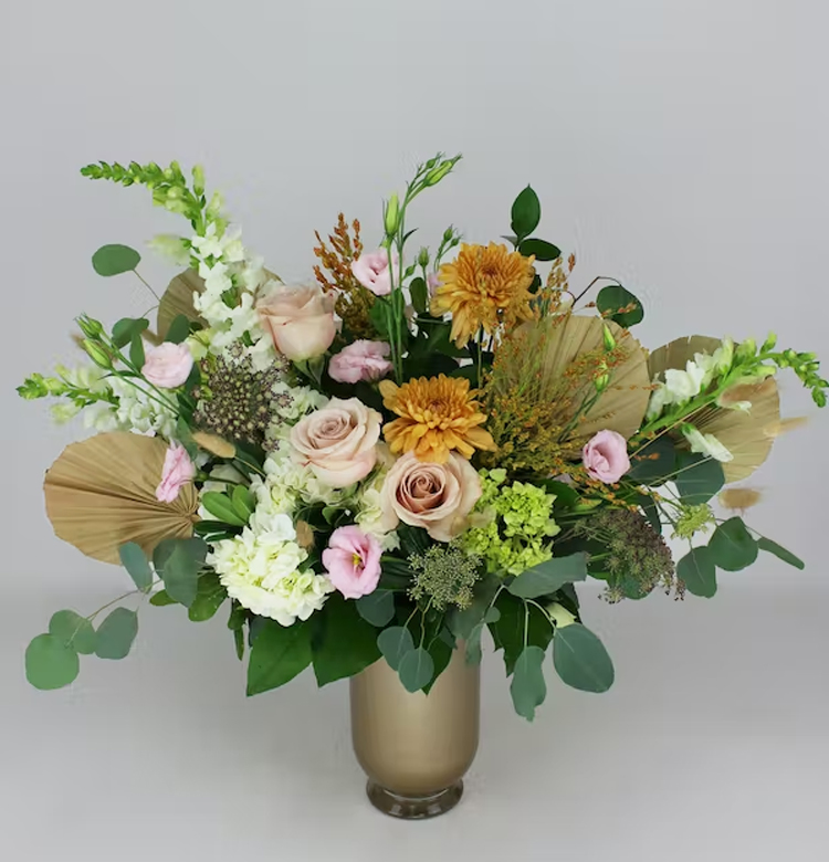 radebaughs's tweet photo. A breath of fresh fall air in the new comings of Autumn! Like our gorgeous Autumnal Equinox, which includes quicksand #roses, dried #fanpalms, soft pink #lisianthus, bronze #disbuds, & chocolate #QueenAnneslace!
#fallflowers #radebaughs #greenhouses #towson #baltimore https://t.co/7F4iRLG6vg