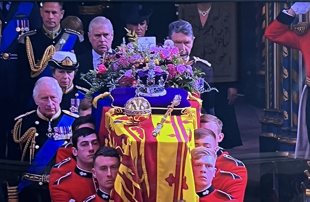 CountBinface's tweet photo. Hi @metpoliceuk, there’s a suspected paedophile on the loose following behind the Queen’s coffin in broad daylight. Several million witnesses, including thousands of police officers. The abbey’s chandeliers are even pointing him out for you. Cheers. https://t.co/B3XLmLKcdg