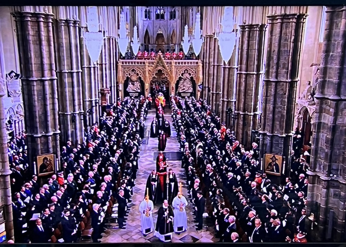 CountBinface's tweet photo. Hi @metpoliceuk, there’s a suspected paedophile on the loose following behind the Queen’s coffin in broad daylight. Several million witnesses, including thousands of police officers. The abbey’s chandeliers are even pointing him out for you. Cheers. https://t.co/B3XLmLKcdg