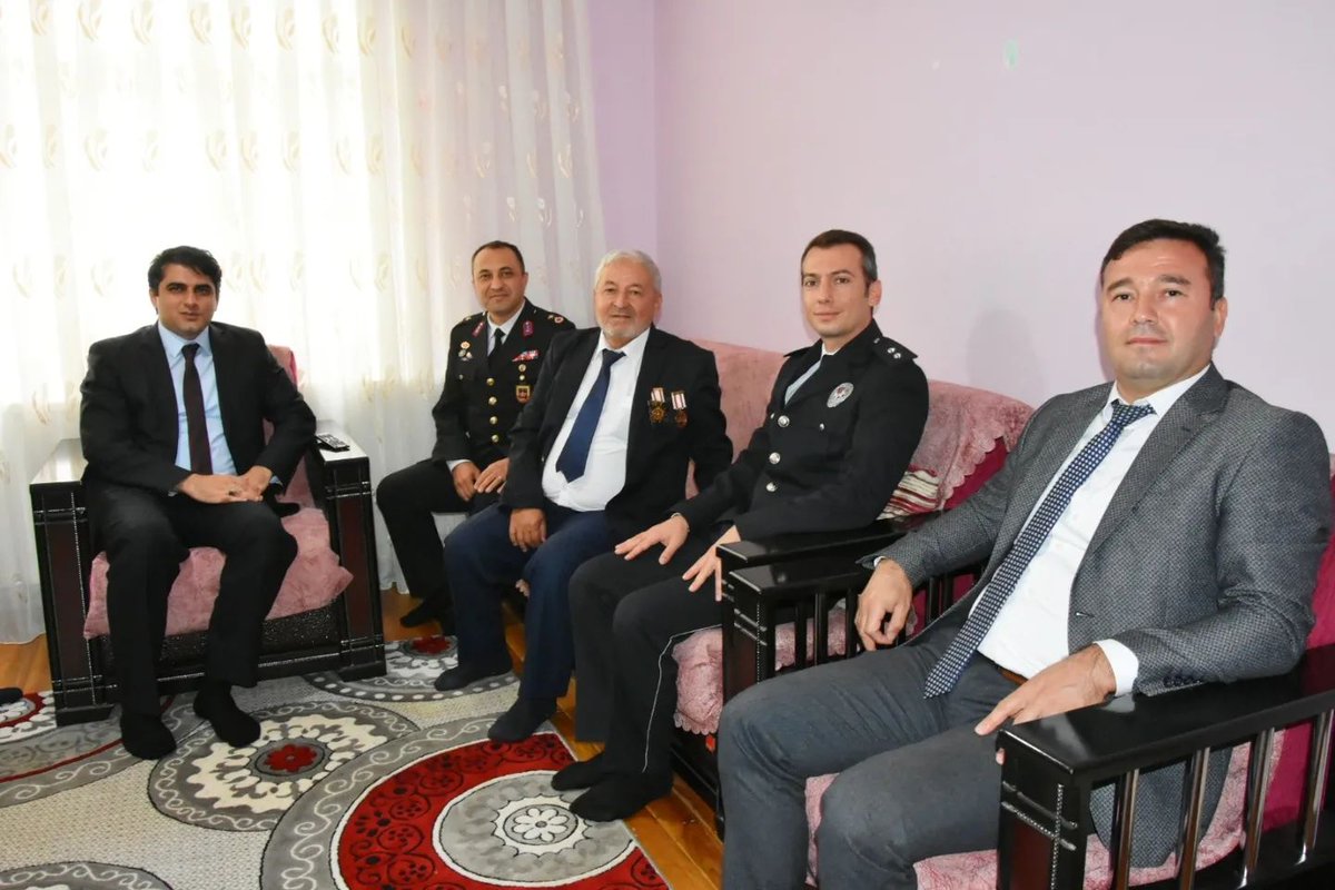 isadikedis's tweet photo. 📌19 Eylül Gaziler Günü dolayısı ile İlçe Kaymakamımız Syn. Halid Yıldız ve protokol üyelerimiz ile birlikte, Gazimiz Ali Ak abimizi ziyarette bulunduk. Rabb'im kendisine hayırlı uzun ömürler versin. https://t.co/Pd3Boc7FV0