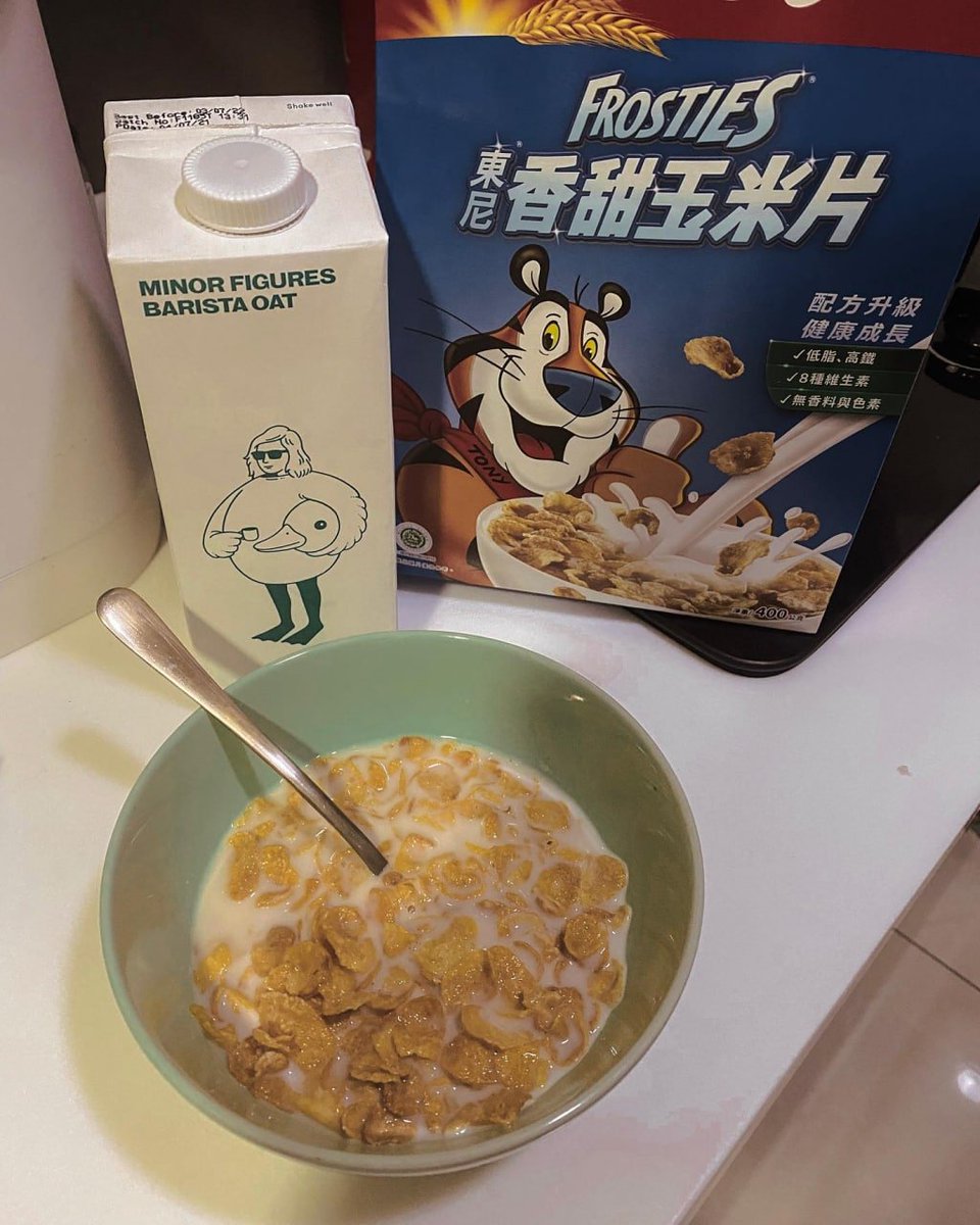 MissaLimin's tweet photo. An early day, milk with cereal, less blueberries https://t.co/7B8R4Hy3pD