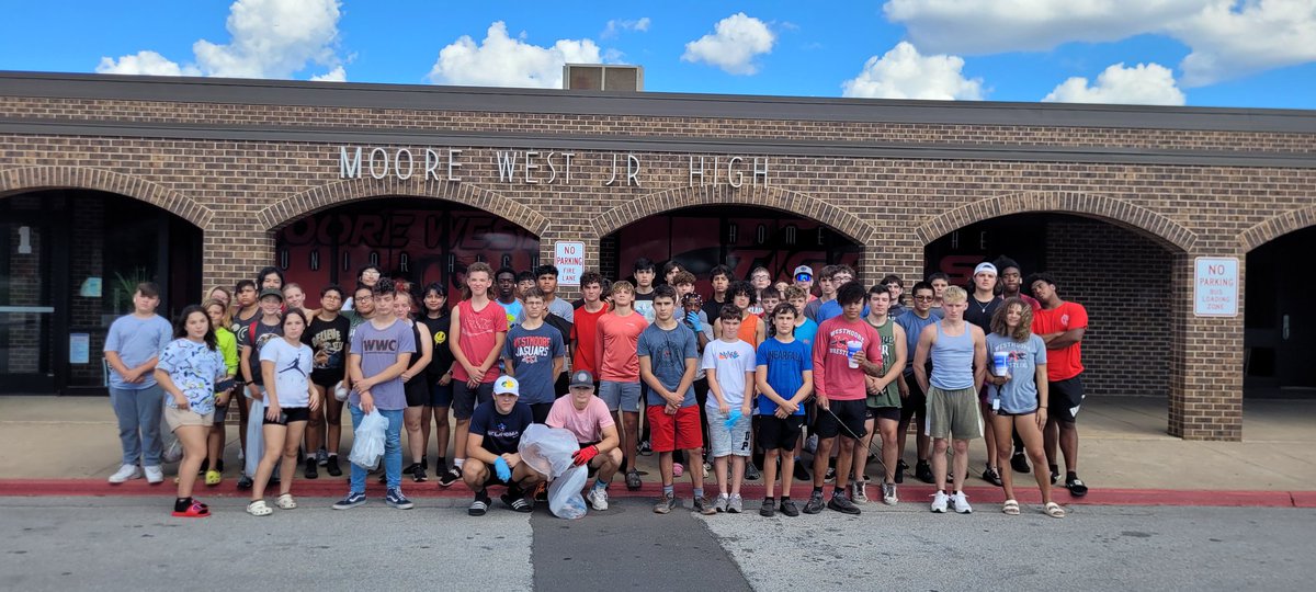 Our @wrestlejags spent time this Sunday picking up trash @WestmooreHS @TheBrinkBobcats and @MooreWest . We had over 70 athletes participate in our Campus Beautification Project! @MoorePublicSch @o__wrestle @Moore_Monthly #schoolpride