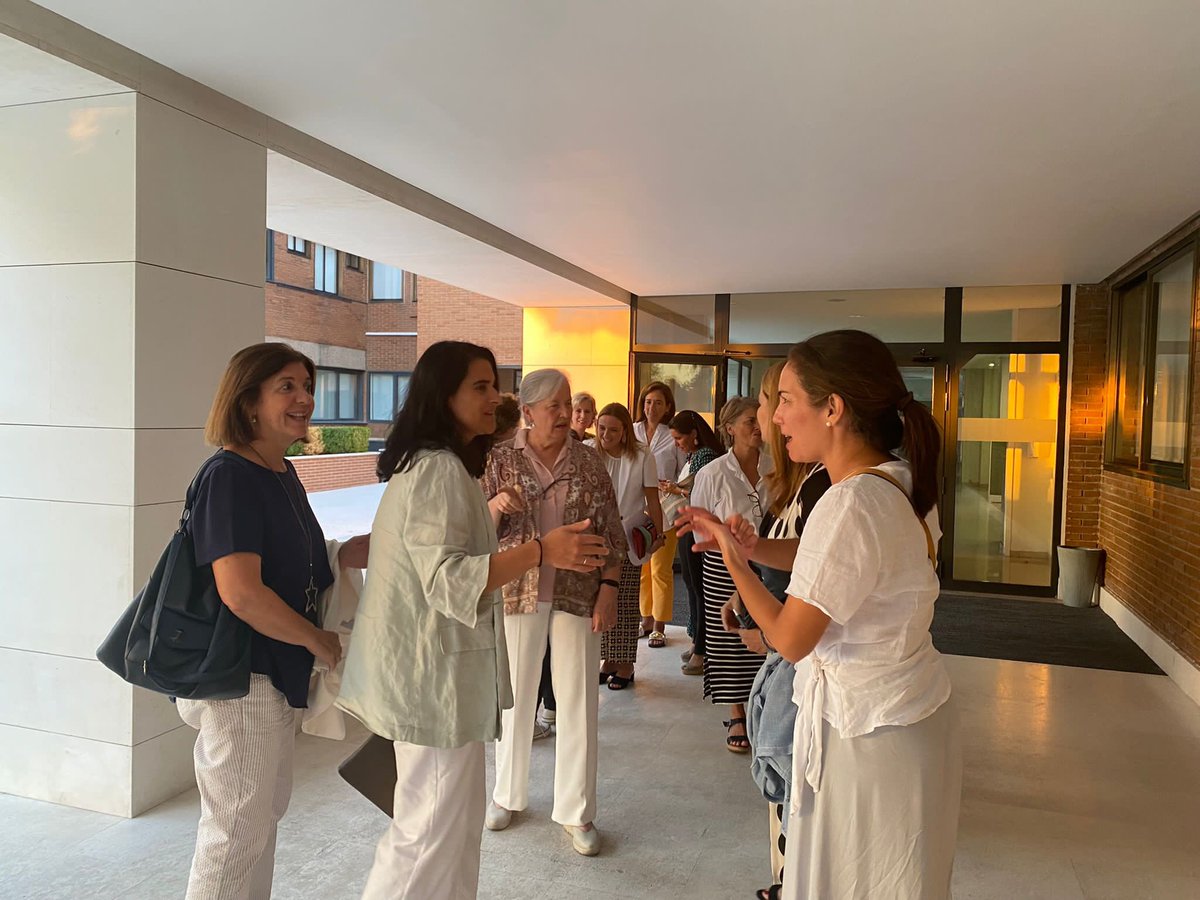 🥳 El viernes fue un día de reencuentros entrañables para la Promoción XIV del <a href="/colegio_orvalle/">Colegio Orvalle</a> 

🤩 Disfrutaron de una cena en el colegio junto a varias de las profesoras que les dieron clase en su día.

#OrvalleAlumni #SoydeOrvalle