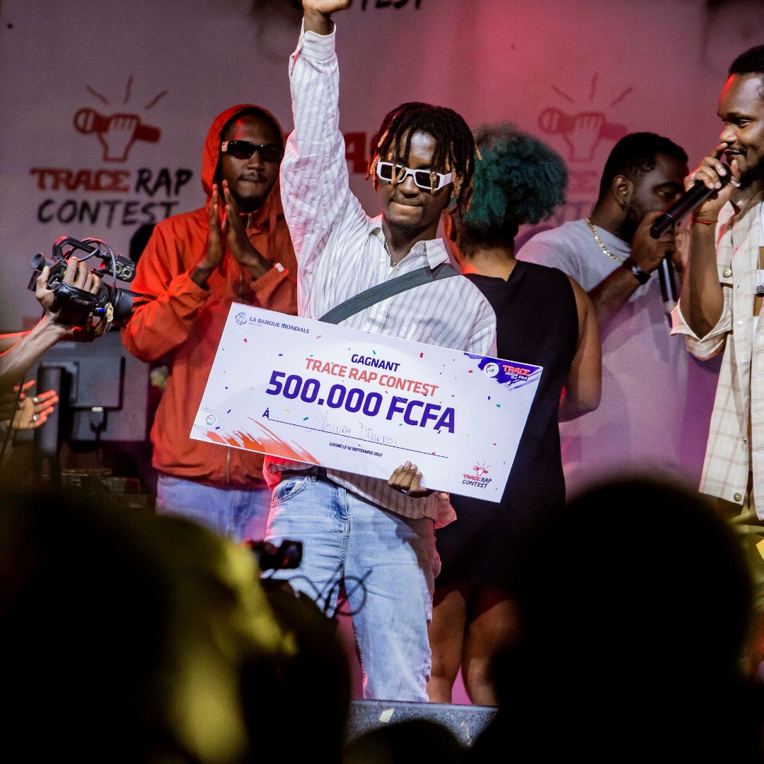 Trace_225's tweet photo. #NoweyDinero, le vainqueur du #TraceRapContest &amp; du chèque de 500.000FCFA, fera sa première entrée en studio aujourd’hui avec @ShadoChris.  

Au vu de ses prestations lors du concours, pensez-vous qu'il nous sortira un hit 🎶 ?

#PremierSurLesHits #TRC 
#NoweyDinero #ShadoChris https://t.co/mEejwyqzui