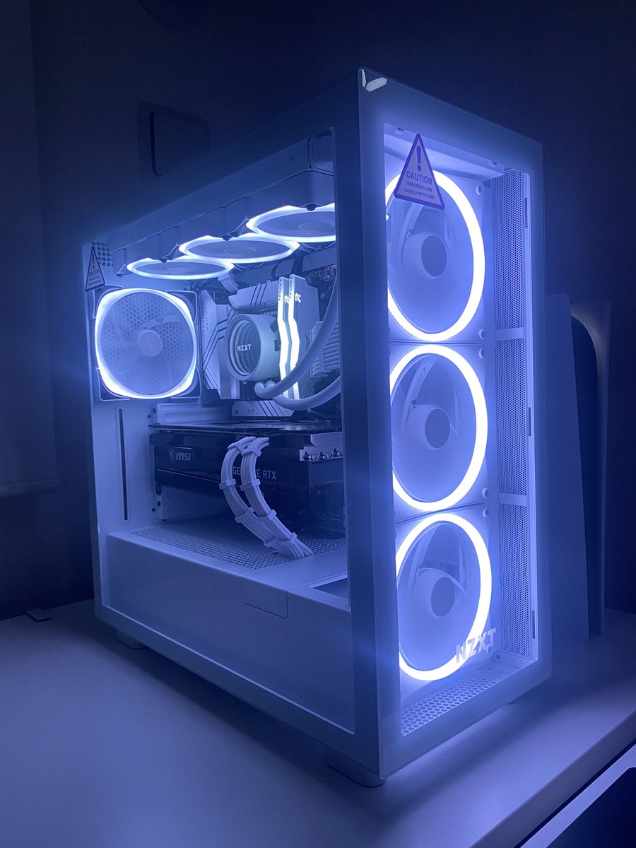 DuxDayG's tweet photo. ゲーミング環境が整った❗️

Gaming pc:OZ Gaming (nzxt case)
Sub Gaming note pc:ALIENWARE
Monitor:BenQ
Desk: FLEXISPOT E7
Chair: Ergohuman 
Device:Razer.hyperX
Racing Wheel: Thrustmaster 

pc購入先:@OZgaming0 
Racing Wheel購入先:@io_dele 

#ゲーミングpc
#NZXT
#Alienware 
#部屋紹介 https://t.co/XdhwcMfuee