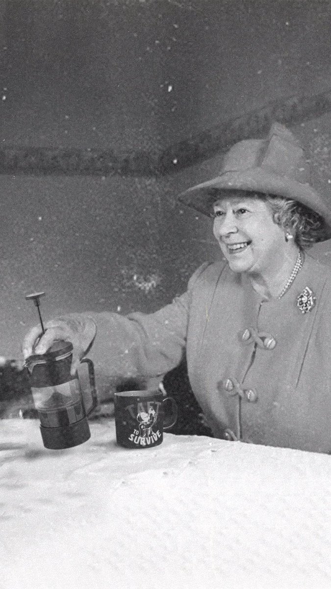 TaftCoffee's tweet photo. Hoşçakal Queen 👑  #queensfuneral https://t.co/IvfGREtLcM