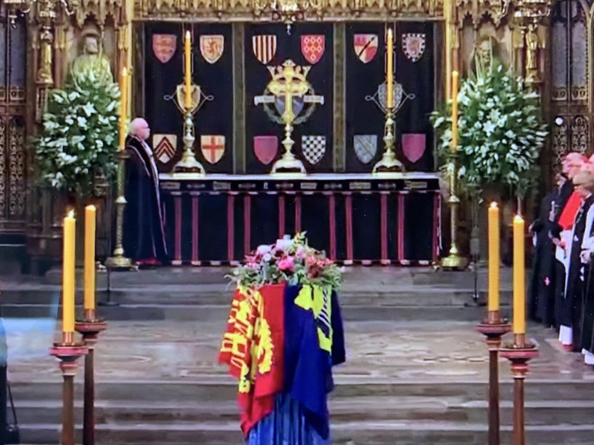 El tercer escut de la part superior representa “Ramon Berenguer, comte de Provença”, segons “Medieval Heraldry in Westminster Abbey”. Cosí de Jaume I, mort el 1245, membre de la Casa de Barcelona.