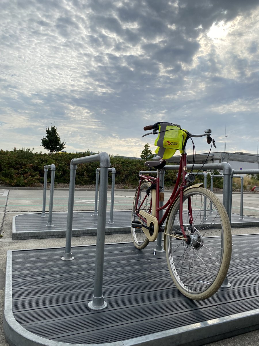 Stargate_EU_gd's tweet photo. One of our objectives is to promote sustainable mobility modes to and from @BrusselsAirport. With less than a year on the project's clock, we've achieved better #CyclingInfrastructure such as a mobile bicycle park and a secure bicycle park with charging points for e-bikes 🚲. https://t.co/VAcuBdE4Df