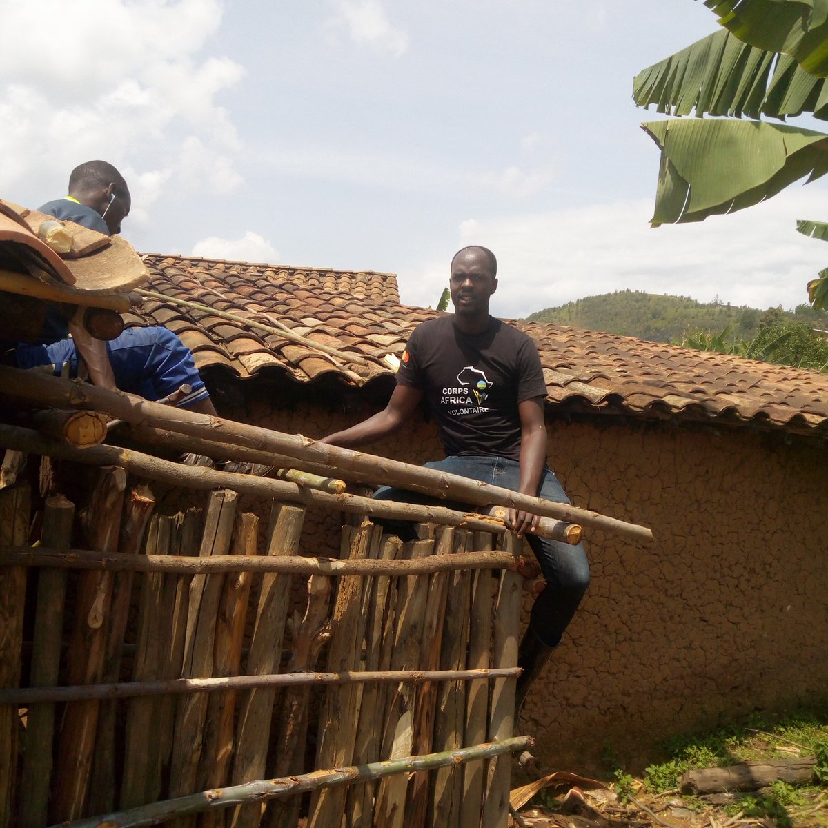 DidierRungano's tweet photo. #ThisisCorpsAfrica in the community led development & ABCD, today we construct pigs house to the one of our community members and he is a beneficiary of #GiveDirect fund. He starts ๐ farming. @CorpsAfrica @CorpsAfricaRda @LODARwanda @Nyamagabe https://t.co/2qfnlELInB