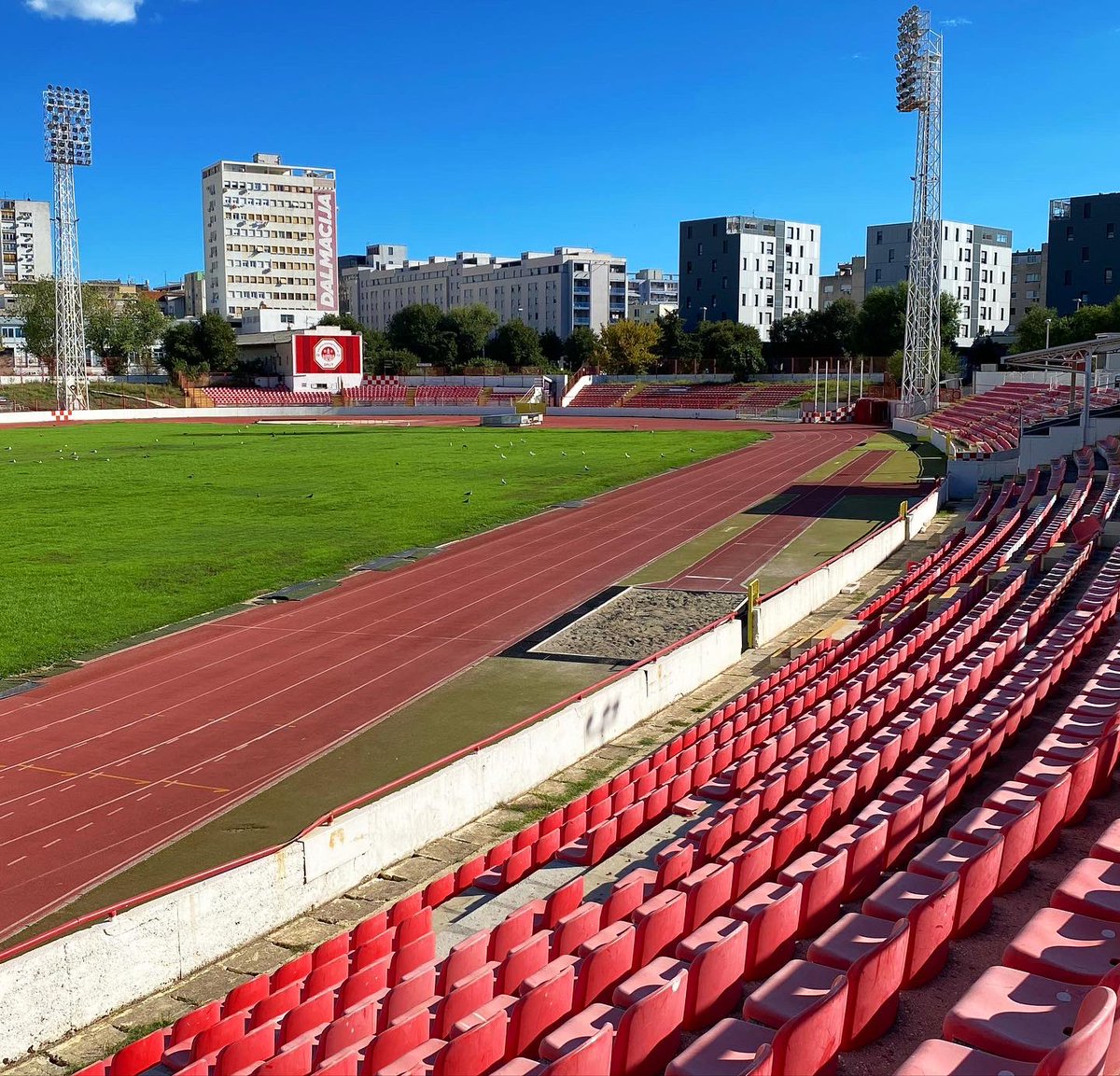 davidgpbarclay's tweet photo. Day 2 and Ground 2, Thanks to an open gate this is Park Mladeže Stadium the home of the once great 4th tier RNK Split, run down and in disrepair it's a must that they get back playing here, those floodlights are an absolute dream #floodlights #rnksplit #groundhopping https://t.co/4h3PTLkMYM