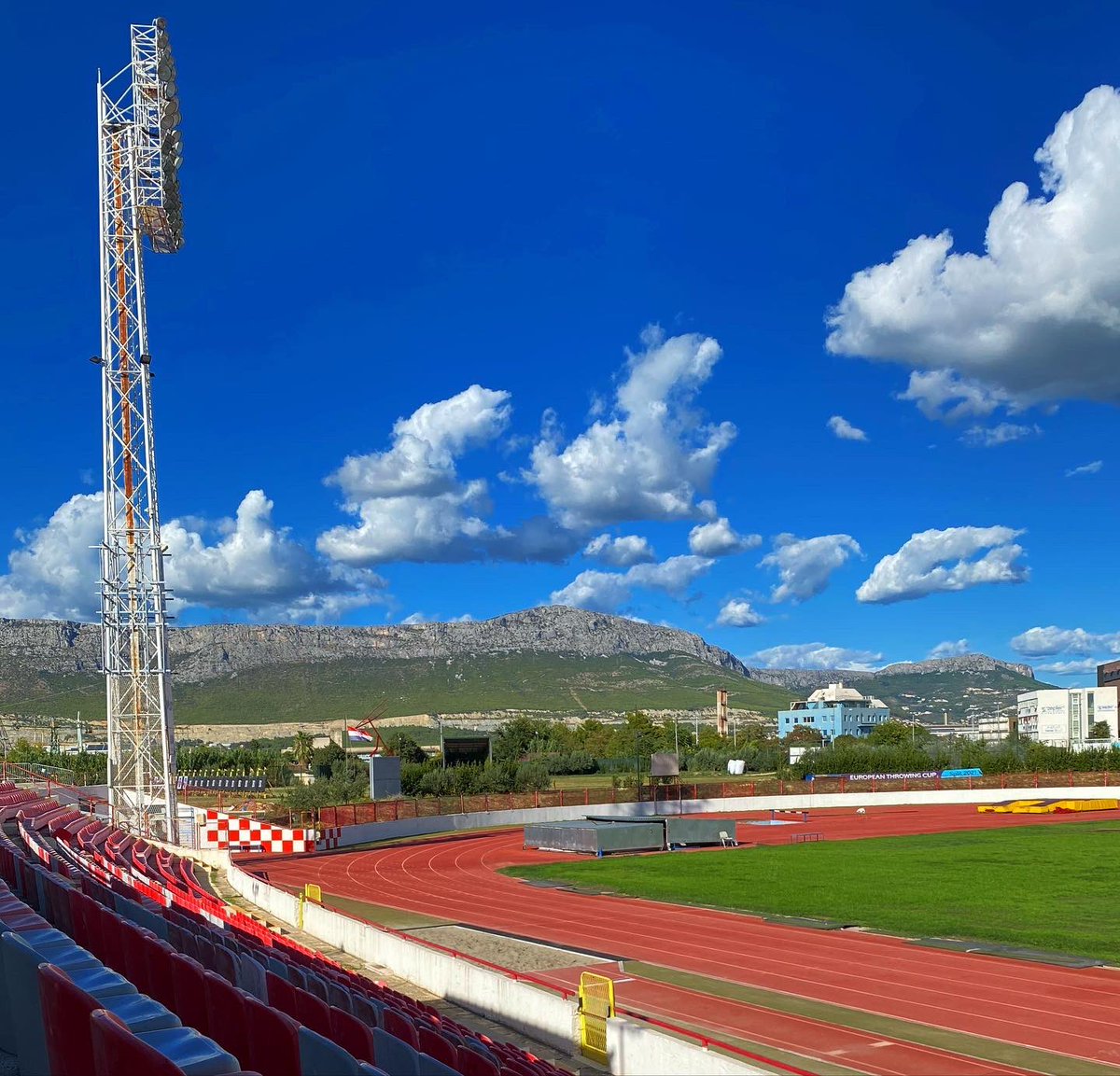davidgpbarclay's tweet photo. Day 2 and Ground 2, Thanks to an open gate this is Park Mladeže Stadium the home of the once great 4th tier RNK Split, run down and in disrepair it's a must that they get back playing here, those floodlights are an absolute dream #floodlights #rnksplit #groundhopping https://t.co/4h3PTLkMYM