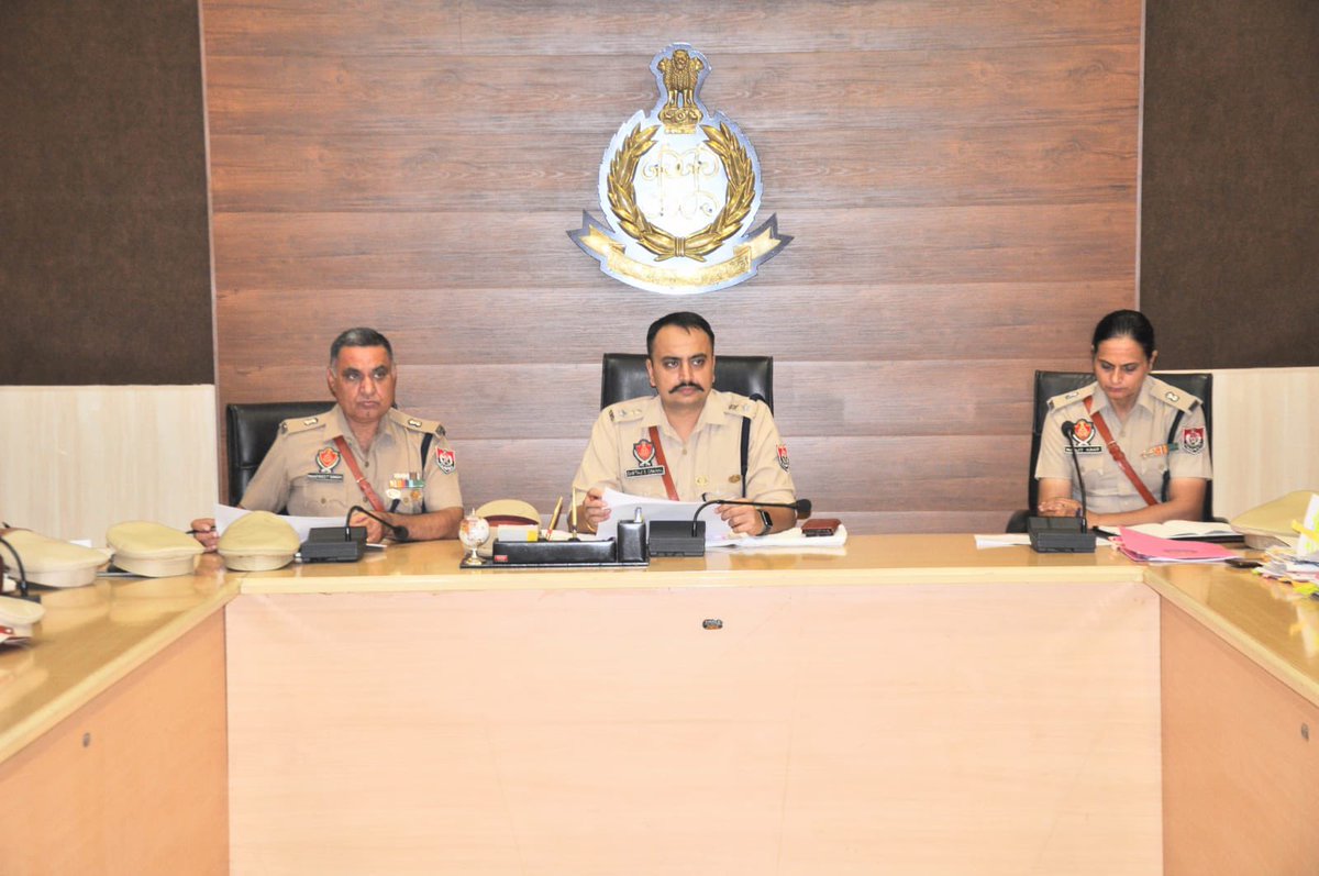 PP_Hoshiarpur's tweet photo. SSP Hoshiarpur held a crime review meeting with all GOs and SHOs of the district at Police Lines, Hoshiarpur.
#YourSafetyOurPriority #LetsBringChange https://t.co/ppqH2j7ZbQ