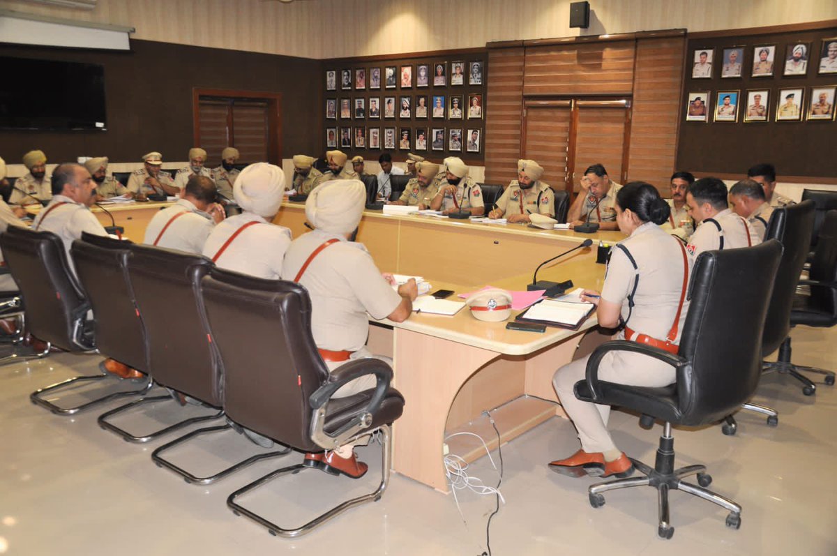 PP_Hoshiarpur's tweet photo. SSP Hoshiarpur held a crime review meeting with all GOs and SHOs of the district at Police Lines, Hoshiarpur.
#YourSafetyOurPriority #LetsBringChange https://t.co/ppqH2j7ZbQ