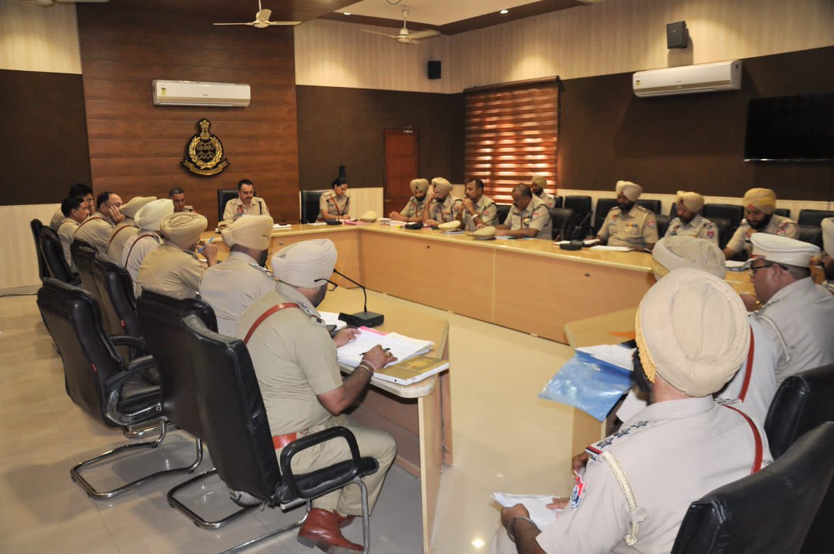 PP_Hoshiarpur's tweet photo. SSP Hoshiarpur held a crime review meeting with all GOs and SHOs of the district at Police Lines, Hoshiarpur.
#YourSafetyOurPriority #LetsBringChange https://t.co/ppqH2j7ZbQ