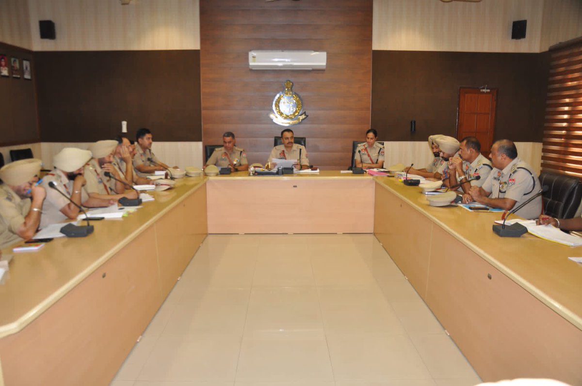 PP_Hoshiarpur's tweet photo. SSP Hoshiarpur held a crime review meeting with all GOs and SHOs of the district at Police Lines, Hoshiarpur.
#YourSafetyOurPriority #LetsBringChange https://t.co/ppqH2j7ZbQ