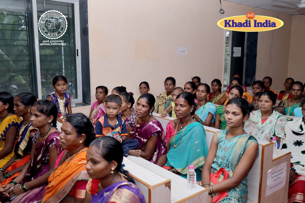 kvicindia's tweet photo. बढ़ावा देने की गतिविधियों के अंतर्गत स्वरोजगार स्थापित करने के लिए प्रशिक्षण कार्यक्रम आयोजित किया गया।
प्रशिक्षण कार्यक्रम के समापन में @ChairmanKvic श्री @ManojGoelBJP, प्रशिक्षणार्थियों को नीरा से गुड़ बनाने के लिए उपयोगी टूल किट उपकरणों का वितरण किया गया।
#KVIC #Khadi 
2/2 https://t.co/7xOAJIuavf