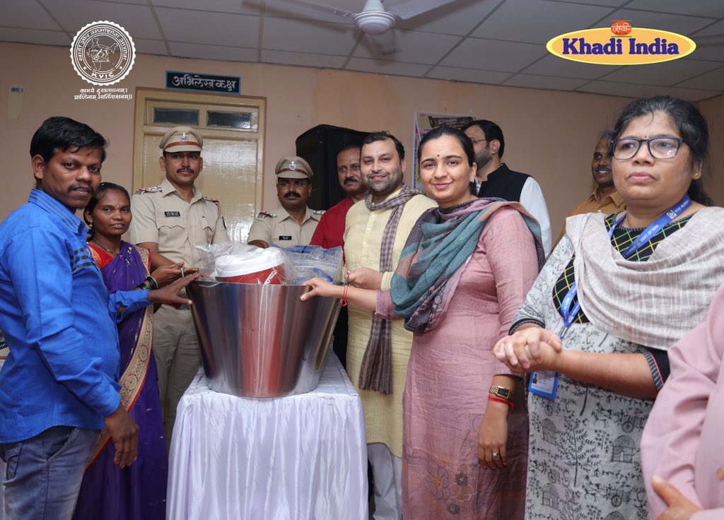 kvicindia's tweet photo. बढ़ावा देने की गतिविधियों के अंतर्गत स्वरोजगार स्थापित करने के लिए प्रशिक्षण कार्यक्रम आयोजित किया गया।
प्रशिक्षण कार्यक्रम के समापन में @ChairmanKvic श्री @ManojGoelBJP, प्रशिक्षणार्थियों को नीरा से गुड़ बनाने के लिए उपयोगी टूल किट उपकरणों का वितरण किया गया।
#KVIC #Khadi 
2/2 https://t.co/7xOAJIuavf