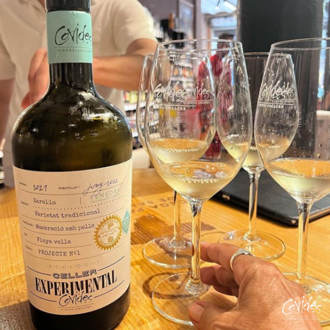 covides's tweet photo. Ja heu tastat la nostra novetat? Vi blanc #ecològic 100% #Xarel•lo, elaborat d’una forma totalment manual, des de la collita fins a l’embotellat. És un perfil de #vi tranquil amb aromes anisats, herbes mediterrànies i mel 🍯
Recorda que tenim unitats limitades! ☝️ https://t.co/rjvFaUv0f9